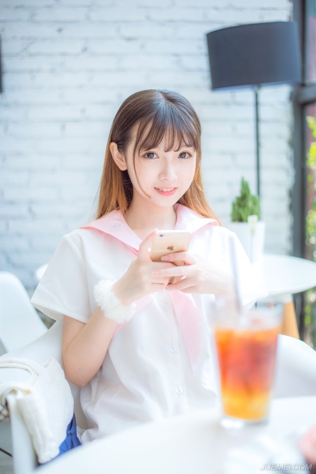 “越快越好，孔明这几日不间断来信催促。”刘备沉声道：“只是如何撤兵，还要跟两位军师商议一番。”